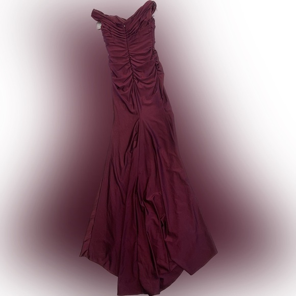New LA FEMME Dark Berry Off the Shoulder Trumpet ruched gown size 6 - Picture 8 of 8